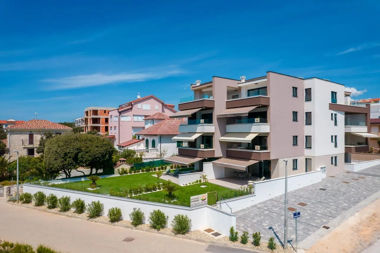 Apartments Mandre I 0*,