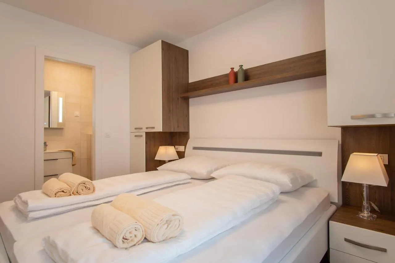 Apartments Mandre I