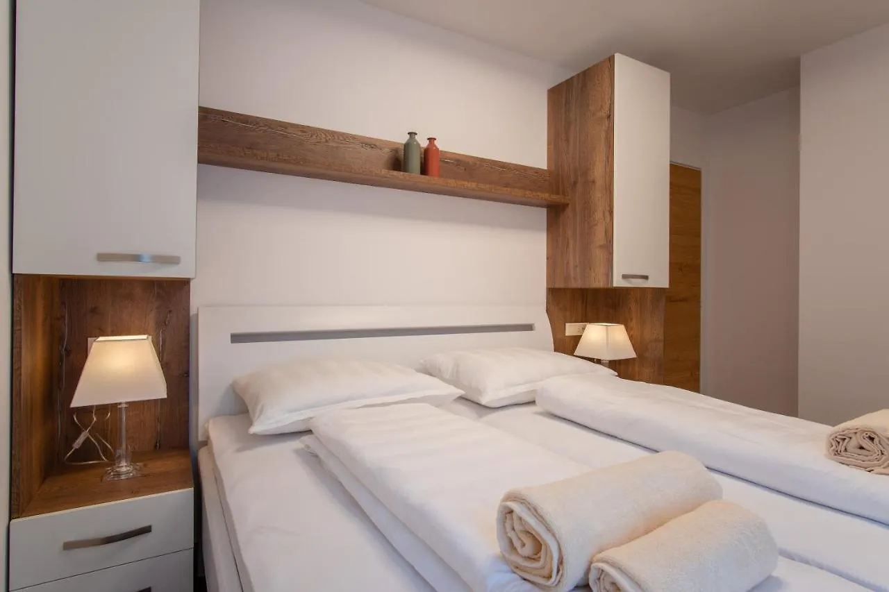 Apartments Mandre I