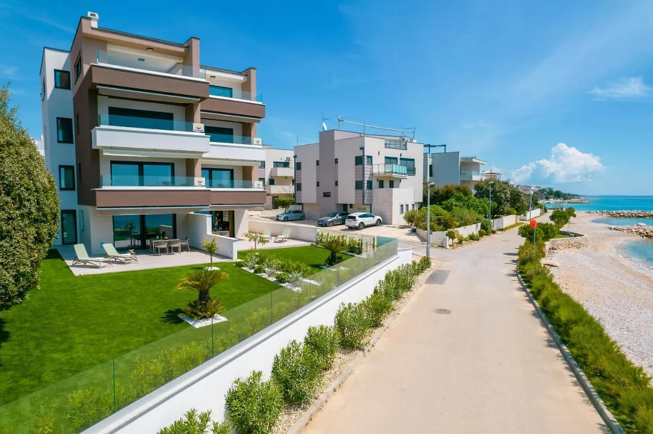 Apartments Mandre I location