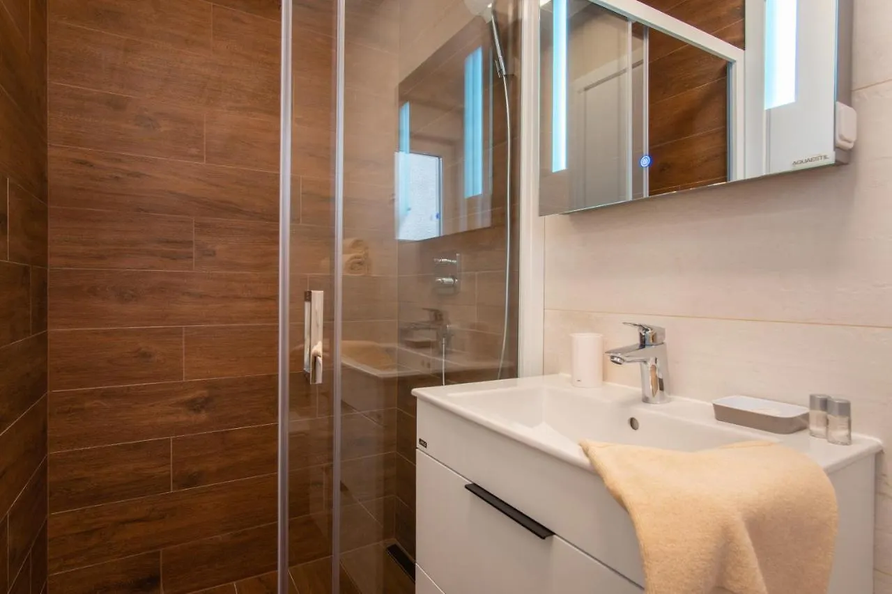 Apartments Mandre I